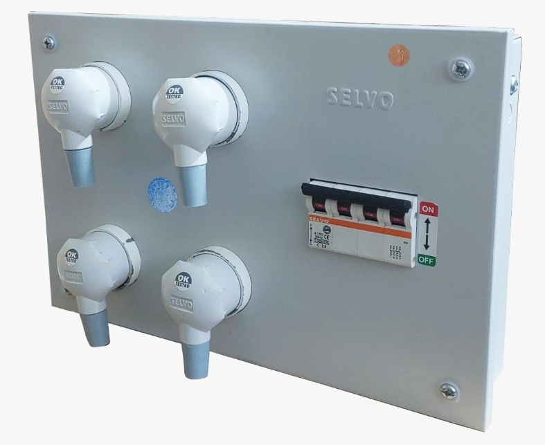 SELVO 20A 4 WAY (TPN) METAL CLAD PLUG & SOCKET DISTRIBUTION BOARD (Fitted with 20A single pole MCB's) 2