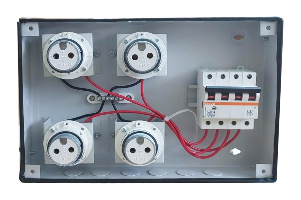 SELVO 20A 4 WAY (TPN) METAL CLAD PLUG & SOCKET DISTRIBUTION BOARD (Fitted with 20A single pole MCB's) 5
